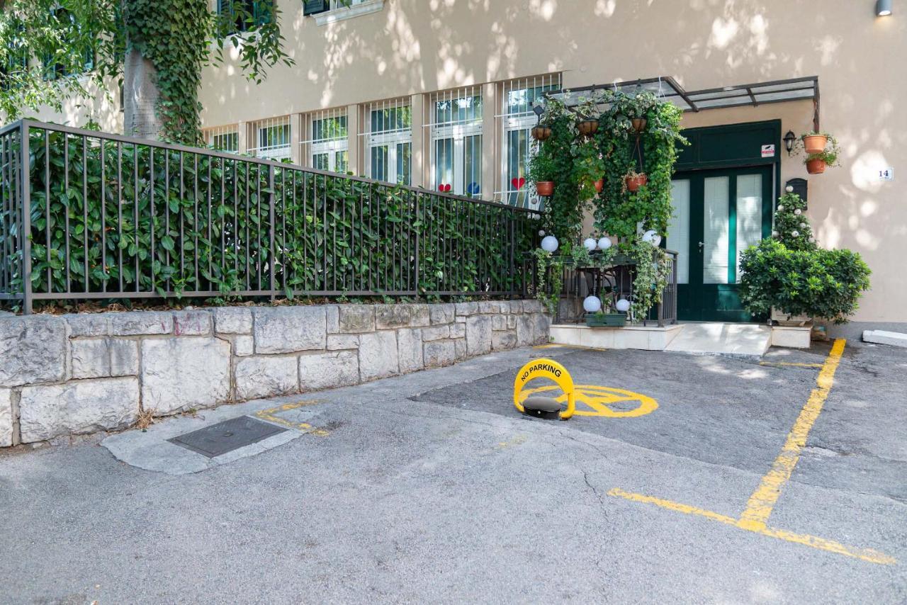 La Guardia Apartment With Free Private Parking リエカ エクステリア 写真