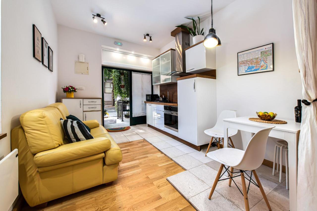 La Guardia Apartment With Free Private Parking リエカ エクステリア 写真